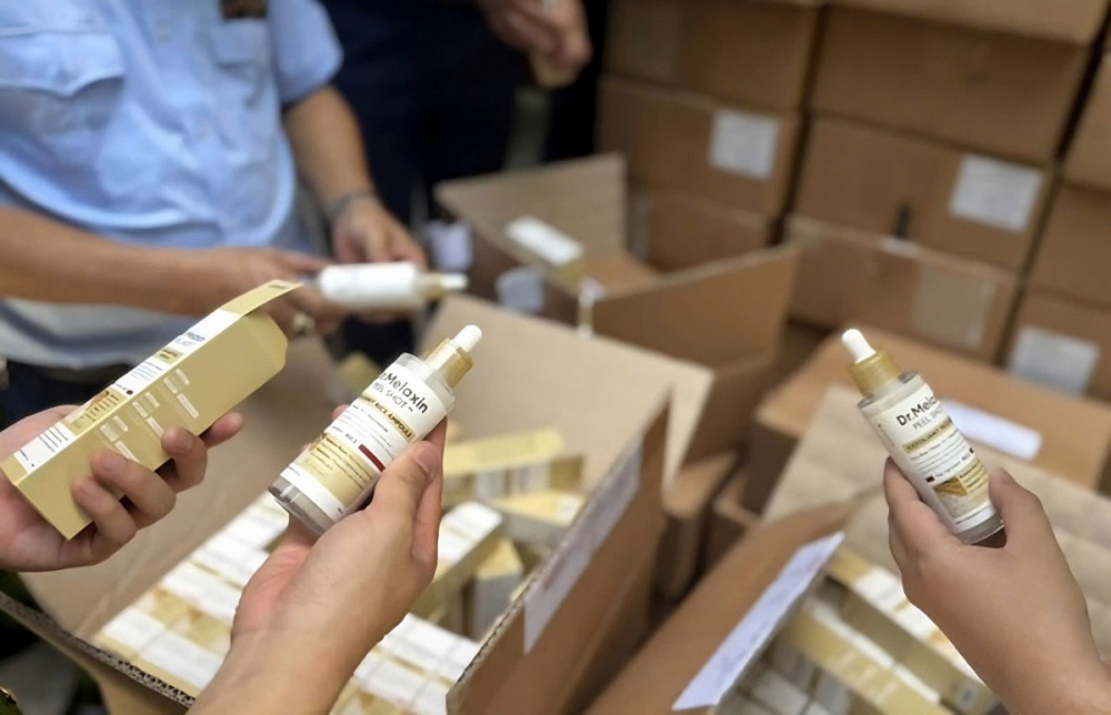 lực lượng chức năng phát hiện 5.400 sản phẩm mỹ phẩm nhập lậu, không có hóa đơn, chứng từ hợp lệ. Trong số này gồm: 2.520 lọ tinh chất dưỡng daDr.Melaxin Peel Shot exfoliant rice ampoule (80ml/lọ, xuất xứ Hàn Quốc). 2.880 lọ tinh chất dưỡng daDr.Melaxin Peel Shot exfoliant black rice ampoule (80ml/lọ, xuất xứ Hàn Quốc). Ảnh: Tiến Dũng