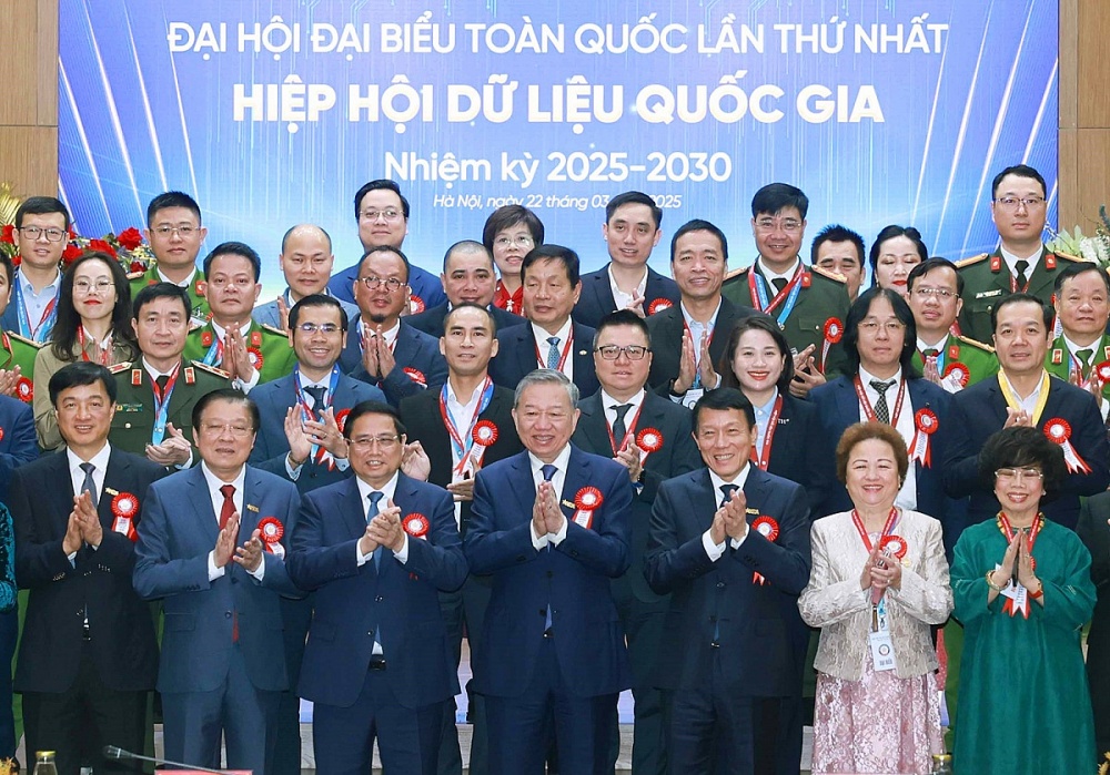 Tổng Bí thư Tô Lâm cùng các đồng chí lãnh đạo Đảng, Nhà nước và các đại biểu dự Đại hội đại biểu lần thứ nhất Hiệp hội Dữ liệu quốc gia, nhiệm kỳ I (2025 - 2030) _Ảnh: TTXVN