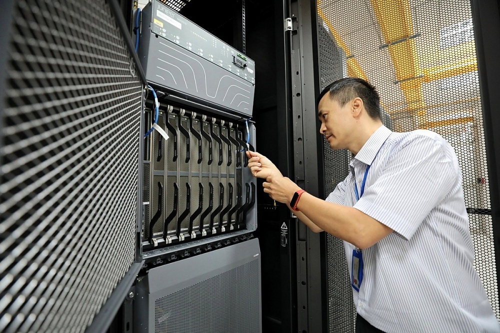 Kiểm tra thiết bị tại Trung tâm dữ liệu (IDC) của Tập đoàn Bưu chính Viễn thông Việt Nam ở Khu công nghệ cao Hòa Lạc _Ảnh: TTXVN