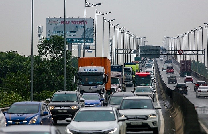Ùn ứ giao thông trên cao tốc TP.HCM - Long Thành - Dầu Giây đoạn gần trạm thu phí Long Phước, cầu Long Thành. Ảnh: CHÂU TUẤN (Báo Tuổi trẻ)