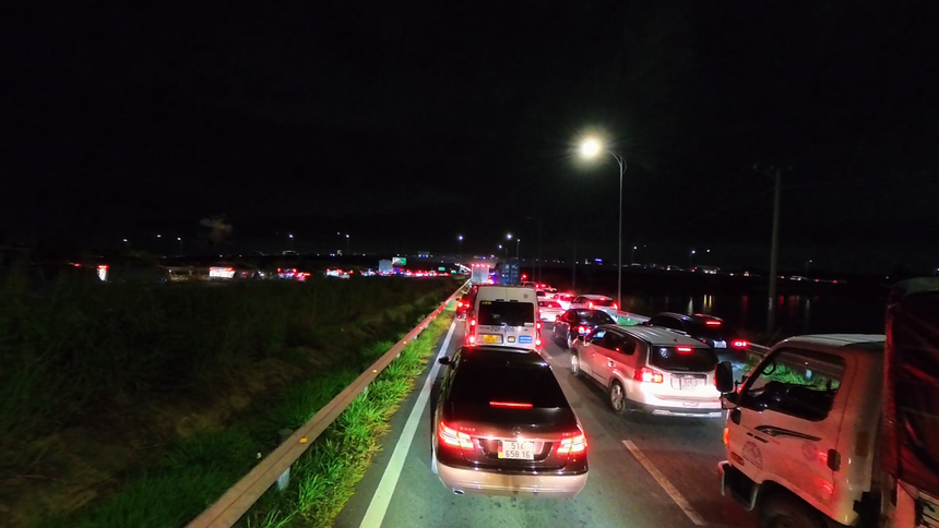 Dòng xe kẹt cứng tại đường dẫn 319 cũng như trên cao tốc hướng Long Thành – TPHCM. Ảnh: THẾ ANH (Báo Phụ nữ Việt Nam)