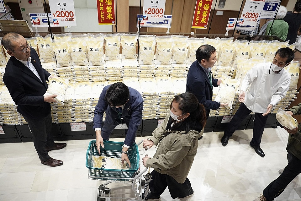 Gạo từ kho dự trữ của chính phủ Nhật Bản được bày bán ở một siêu thị của công ty Ito-Yokado ở Tokyo hồi cuối tháng Năm. Ảnh: Kyodo