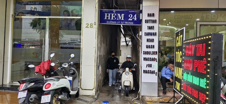 Đường đi vào trụ sở Công ty Mekolor. Ảnh: LÊ DÂN (Báo Tuổi trẻ)