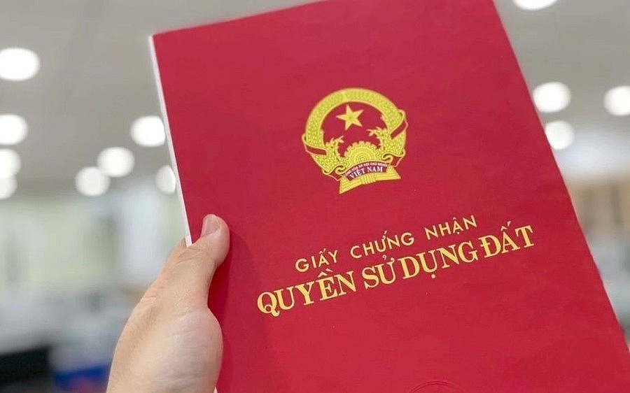 Từ ngày 1/7/2025, Chủ tịch UBND cấp xã sẽ chính thức được giao thẩm quyền cấp giấy chứng nhận quyền sử dụng đất, quyền sở hữu tài sản gắn liền với đất – sổ đỏ – lần đầu cho người dân.