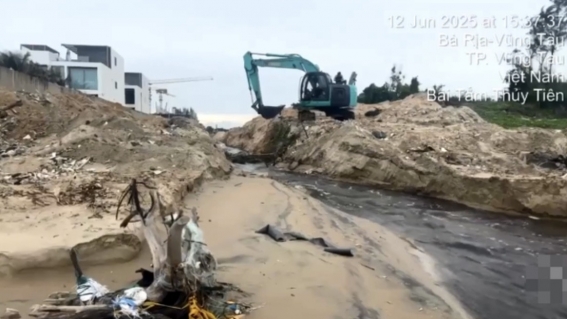 Dòng nước đen "lạ" từ công trường xả thẳng ra biển