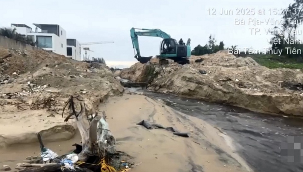 Dòng nước lạ từ công trường ra biển