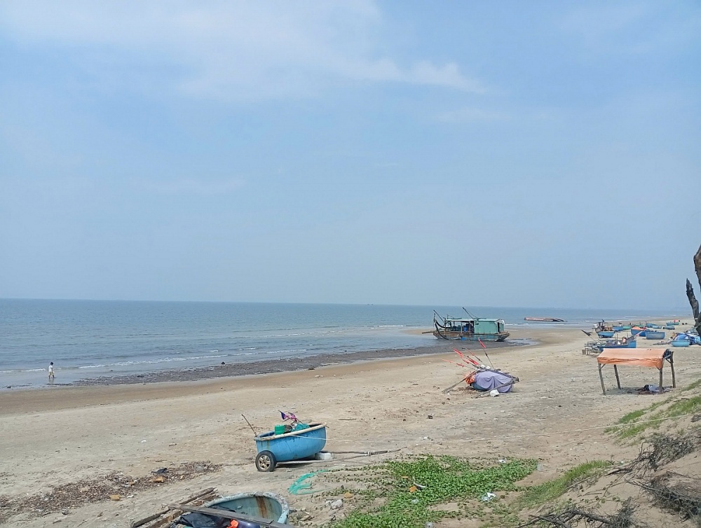 Khi dự án Blanca City hình thành, cuộc sống những ngư dân ở đây chưa biết “trôi dạt” về đâu. Liệu những phương tiện kiếm sống của họ còn được đậu tại bãi biển này như bao đời nay không?