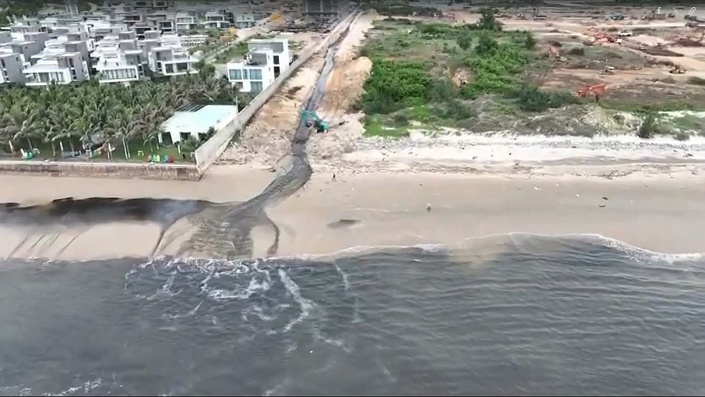 Dòng nước đen ngòm chảy ra biển từ dự án Blanca City khiến bãi tắm của dự án The Maris bị ảnh hưởng nặng nề; bãi biển Long Cung, bãi tắm Thủy Tiên, bãi tắm Chí Linh cũng bị vạ lây.