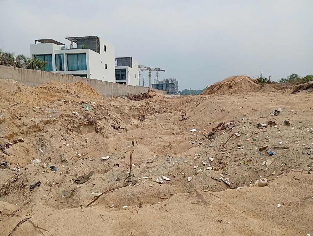 Hiện nay, chủ đầu tư đã cho san lắp mương dẫn nước bẩn chảy trực tiếp ra biển.