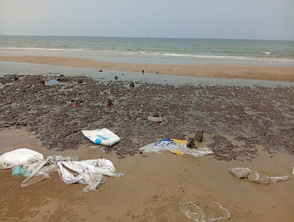 Sau nhiều ngày trôi qua, các vệt đen từ việc xả thải của Sungroup vẫn còn dấu vết.