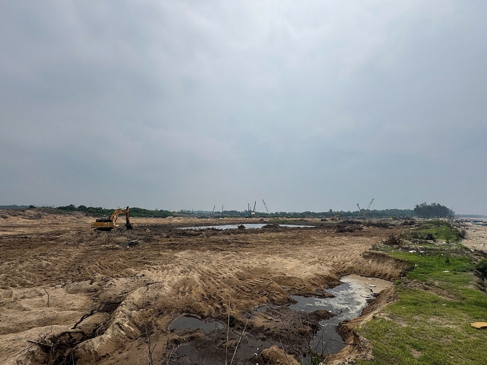 Hiện trạng dự án đang ở giai đoạn san lắp mặt bằng với vài chục máy cơ giới thi công. 