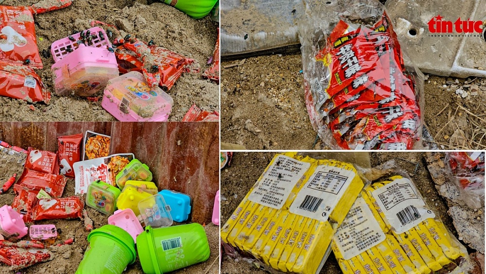 Bánh, kẹo hết hạn sử dụng có nhãn mác bao bì chữ nước ngoài bị vứt bừa bãi ở xã La Phù, Hoài Đức, Hà Nội. Ảnh: Trung Nguyên/Tin tức và Dân tộc