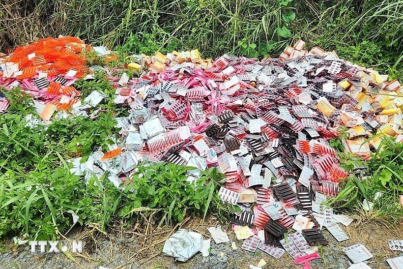 Hàng nghìn sản phẩm thực phẩm chức năng bị đổ bỏ ra đường ở Thành phố Hồ Chí Minh. Ảnh: Hương Giang/TTXVN