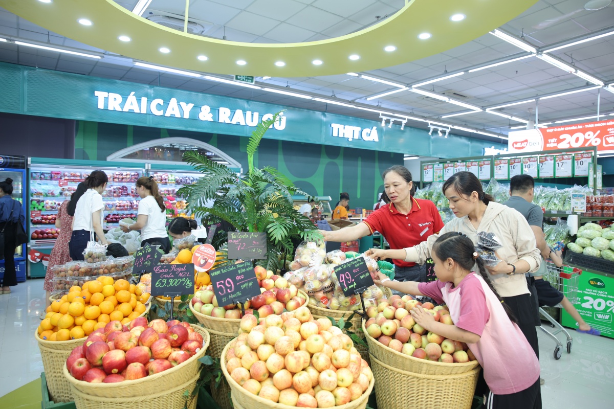Khách hàng trải nghiệm không gian mua sắm nông sản tươi tại Winmart