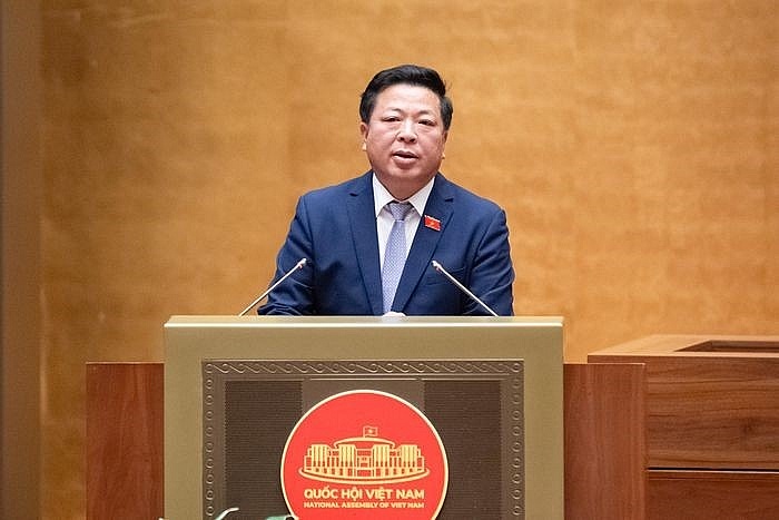 Bộ trưởng Bộ Xây dựng Trần Hồng Minh trình bày báo cáo tiếp thu, giải trình, chỉnh lý và hoàn thiện dự thảo luật trước khi các đại biểu bấm nút thông qua. Ảnh: Phạm Thắng.