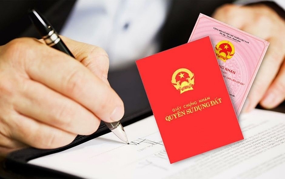 Theo Nghị định 151/2025/NĐ-CP, từ ngày 1/7/2025, chủ tịch UBND cấp xã sẽ được trao thẩm quyền cấp giấy chứng nhận quyền sử dụng đất và quyền sở hữu tài sản gắn liền với đất (sổ đỏ) trong một số trường hợp cụ thể.  Ảnh: Internet