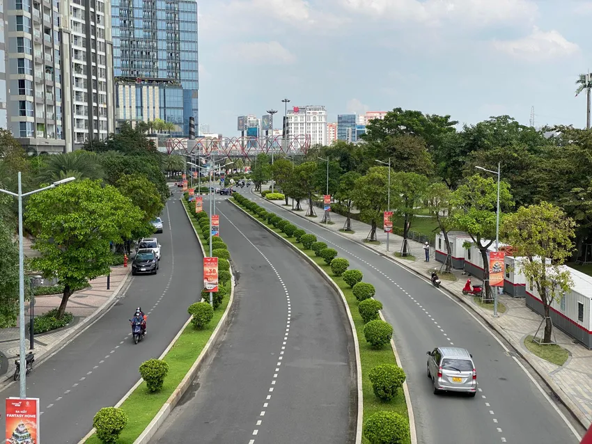 Đường ven sông Sài Gòn đi qua khu ﻿Vinhomes Central Park, quận Bình Thạnh (cũ). Ảnh: Đào Trang