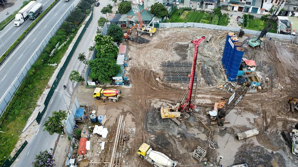 Theo ghi nhận của phóng viên, khu đất dự án Galia hiện vẫn đang trong quá trình thi công phần móng. Tuy nhiên, nhiều sàn giao dịch bất động sản đã bắt đầu nhận “booking” (đặt chỗ thiện chí), kí quỹ từ cuối tháng 6/2025. Ảnh: Hà Lê