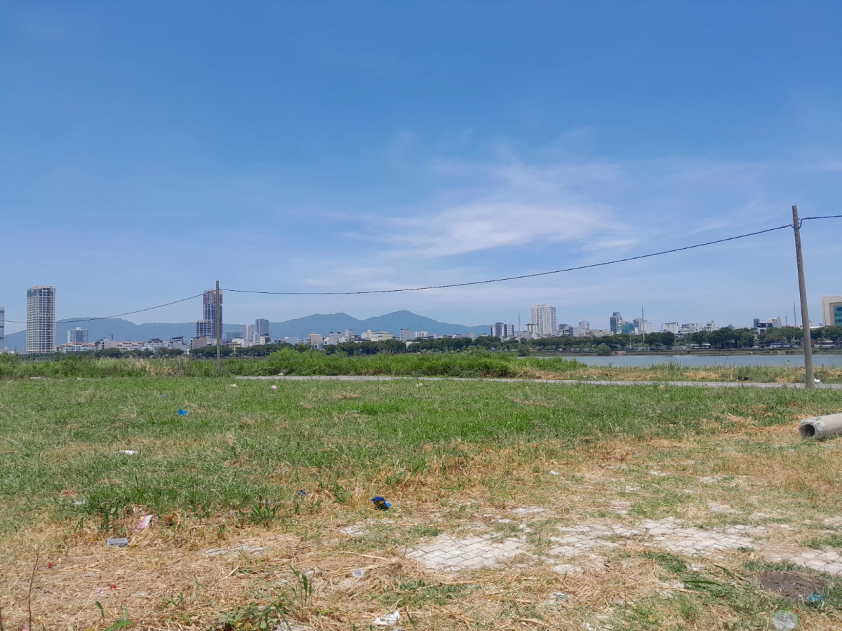 Là chủ sở hữu nhưng người dân không được làm bất kỳ điều gì trên lô đất của mình như dọn dẹp vệ sinh, phát cỏ cho sạch…