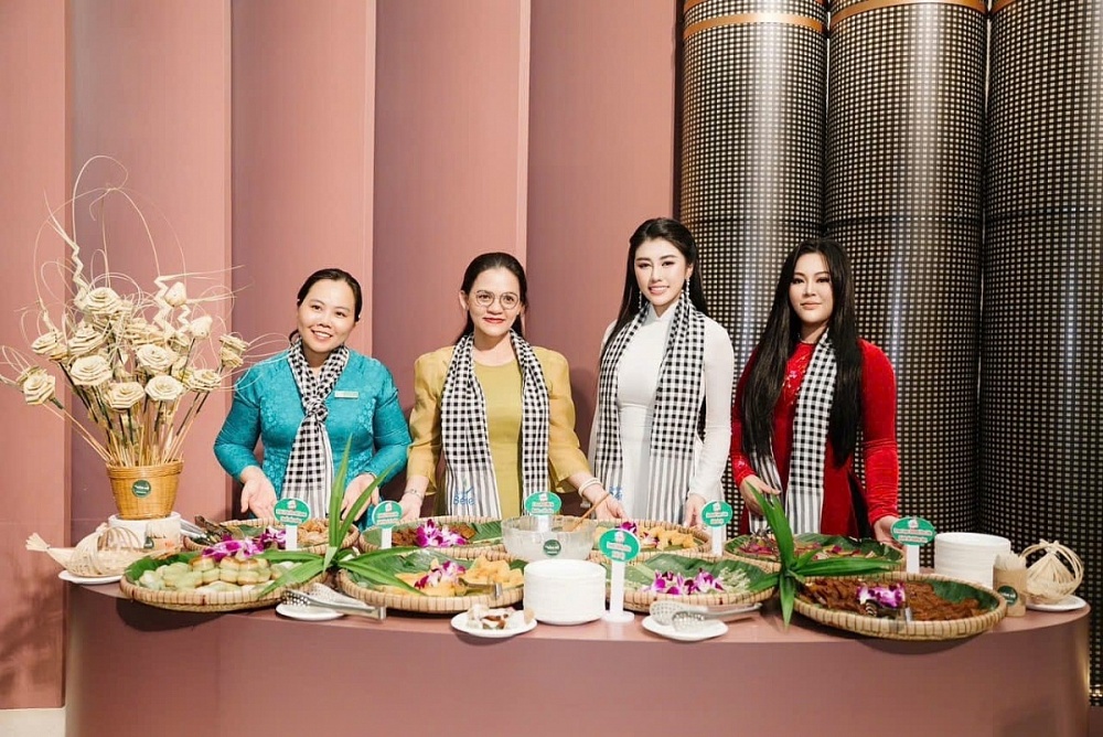 Lãnh đạo Sở Du lịch tỉnh Vĩnh Long cùng Đại sứ du lịch Emily Hồng Nhung.