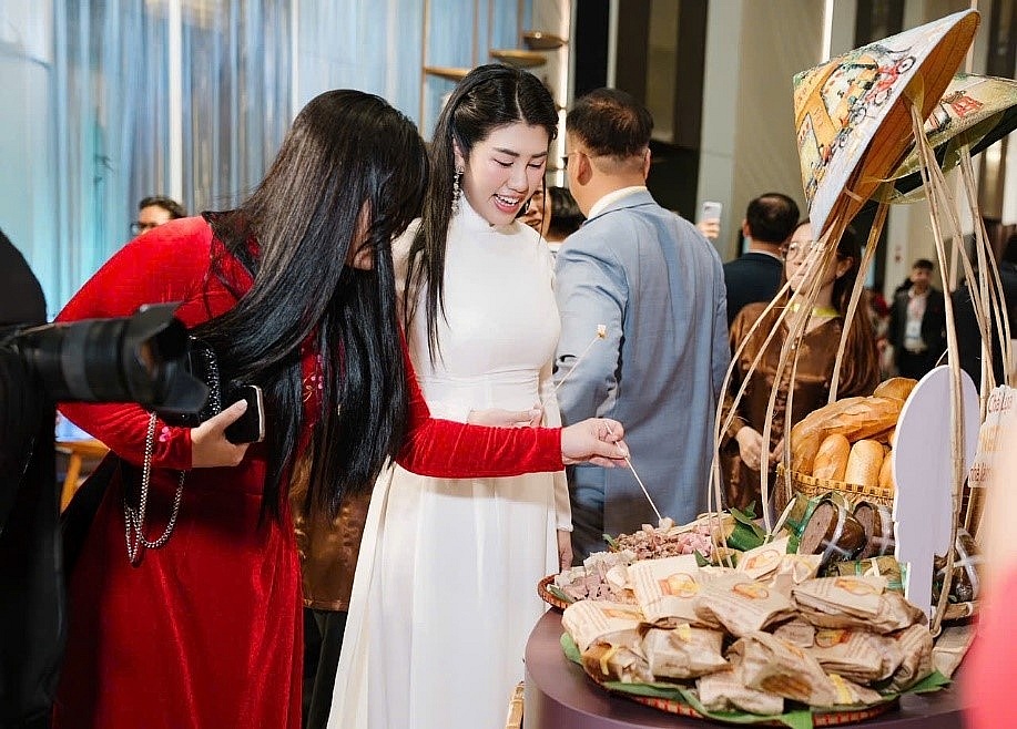 Hoa hậu Emily Hồng Nhung đồng hành cùng đoàn Vĩnh Long tại ITE HCMC 2025, lan tỏa thông điệp Mekong River.