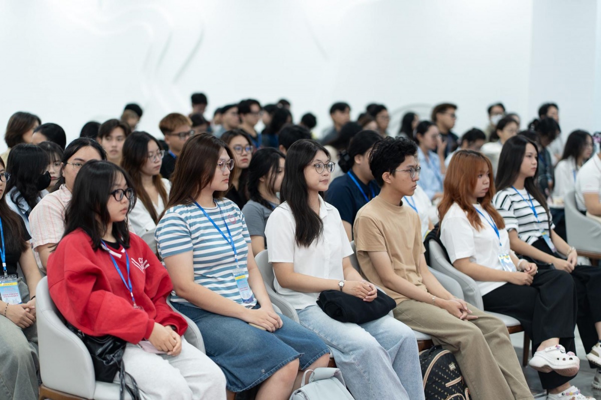 Các bạn trẻ tham dự lắng nghe chia sẻ từ các địa biểu.