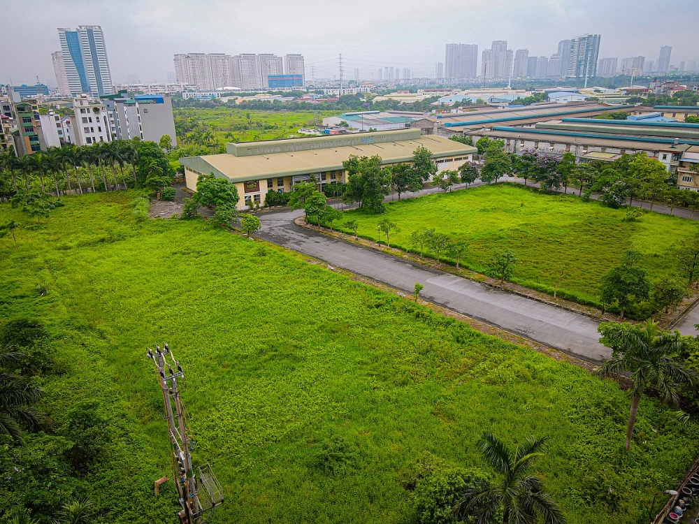 đến tháng 10 năm nay - ô đất rộng 12.504,2m2 tại phường Yên Nghĩa (cũ) của Biti’s vẫn bị “bêu tên” vì bỏ hoang đất. Ảnh: Thảo Quyên