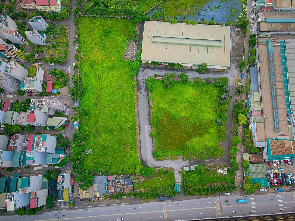 Khu đất tại Yên Nghĩa được thu hồi đất từ năm 2003 để giao cho Biti’s nhưng đến nay vẫn là bãi đất trống. Ảnh: Thảo Quyên