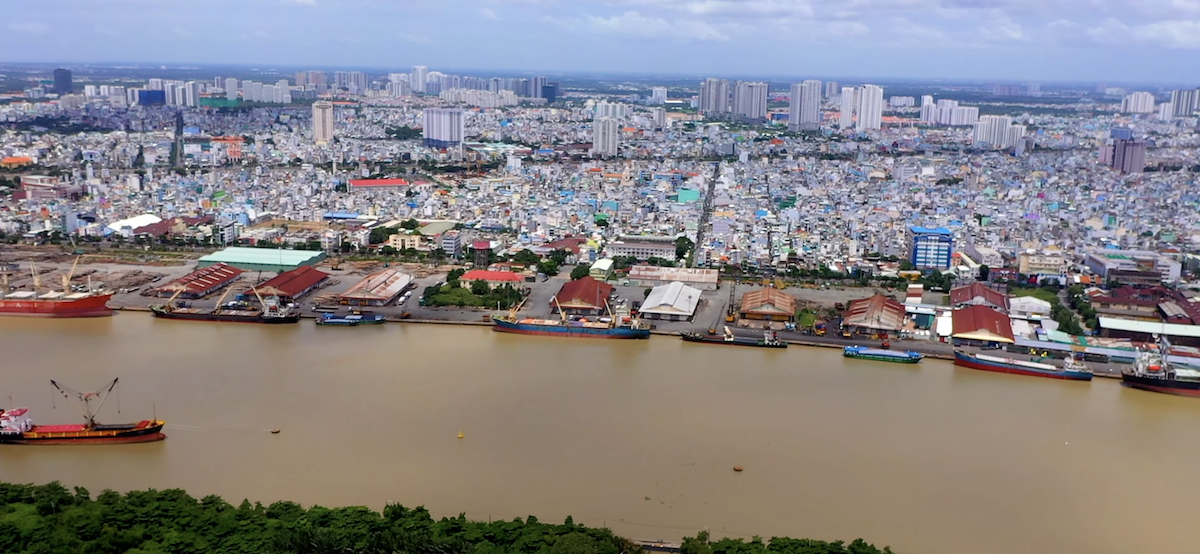 Khu đất có một mặt trải dài giáp sông Sài Gòn, qua cầu Khánh Hội là đến trung tâm quận 1 (cũ). Ảnh: Quang Trần