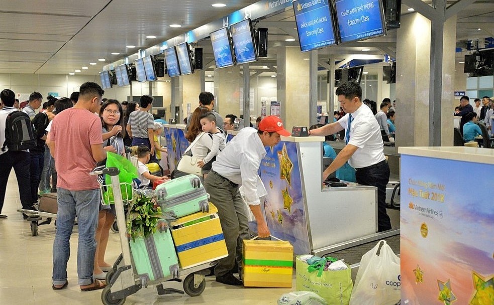 Gần đây, Vietnam Airlines khiến dư luận xôn xao khi Vietnam Airlines thu phí và cân hành lý trực tiếp trước khi lên máy bay. Ảnh: Internet