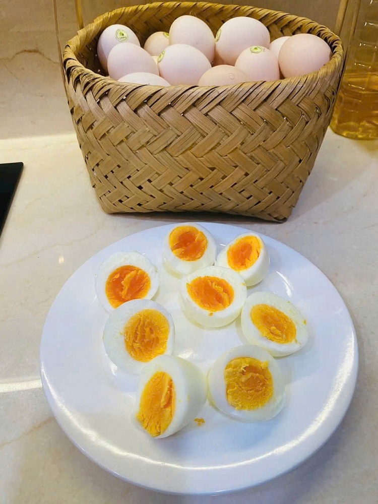 100% trứng gà không có tồn dư chất tăng trọng do không sử dụng cám công nghiệp, xương cá hay mỡ cá. Nguyên liệu đều được kết hợp với các loại thảo dược cùng quy trình khép kín giúp trứng không tanh, thơm ngon. Ảnh: ĐVCC