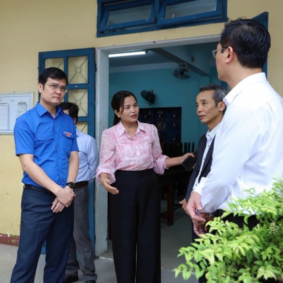 Trung ương Đoàn Thanh niên chia sẻ khó khăn với thầy cô, học sinh vùng lũ TP. Huế