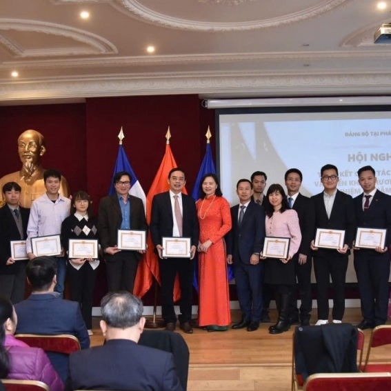 Giữ vững niềm tin giữa “kinh đô ánh sáng” - Kỳ 2: “Lá chắn thép” từ sức mạnh mềm của kiều bào