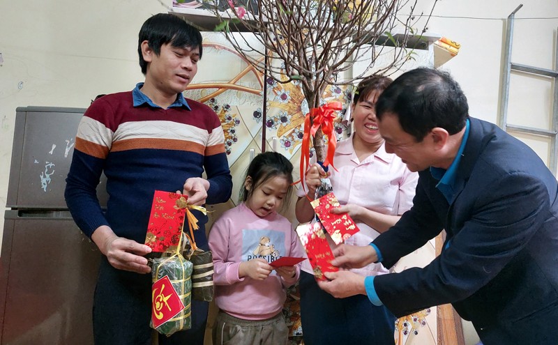 Liên đoàn Lao động thành phố Hà Nội mang Tết sớm đến với gia đình công nhân lao động có hoàn cảnh khó khăn