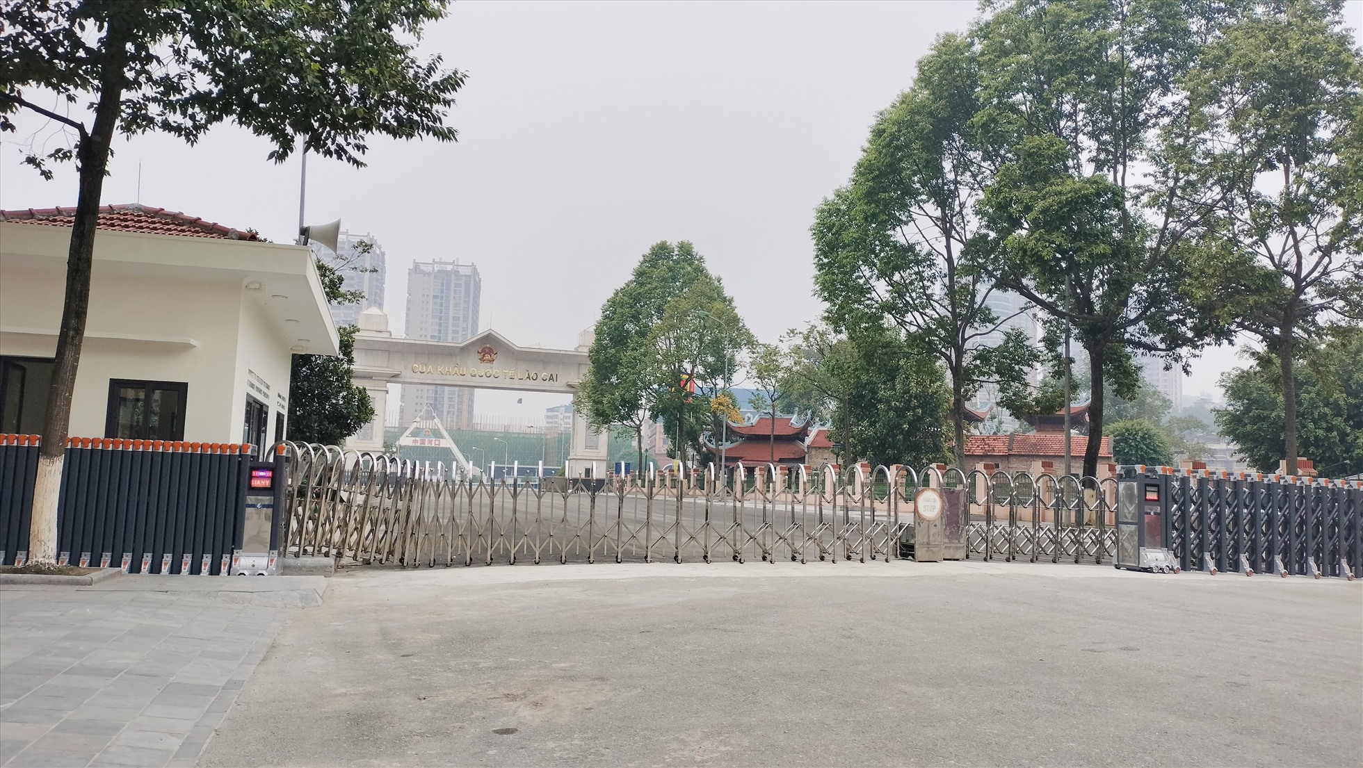 Biển báo, barie được lập và bảo vệ nghiêm ngặt. Ảnh: Văn Đức.