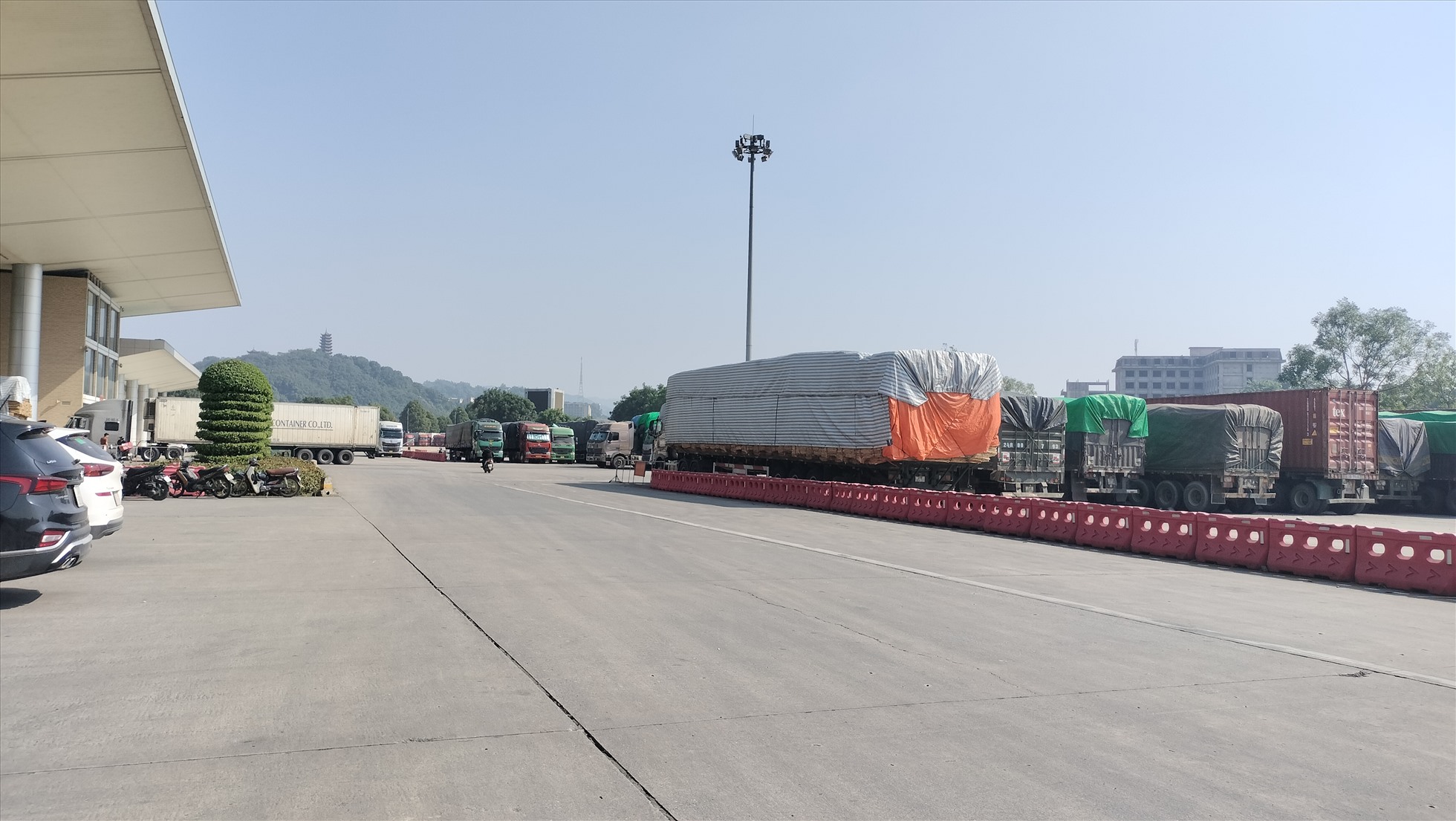 Các xe hàng hóa rộn ràng tập kết tại cửa khẩu Kim Thành II. Ảnh: Văn Đức.