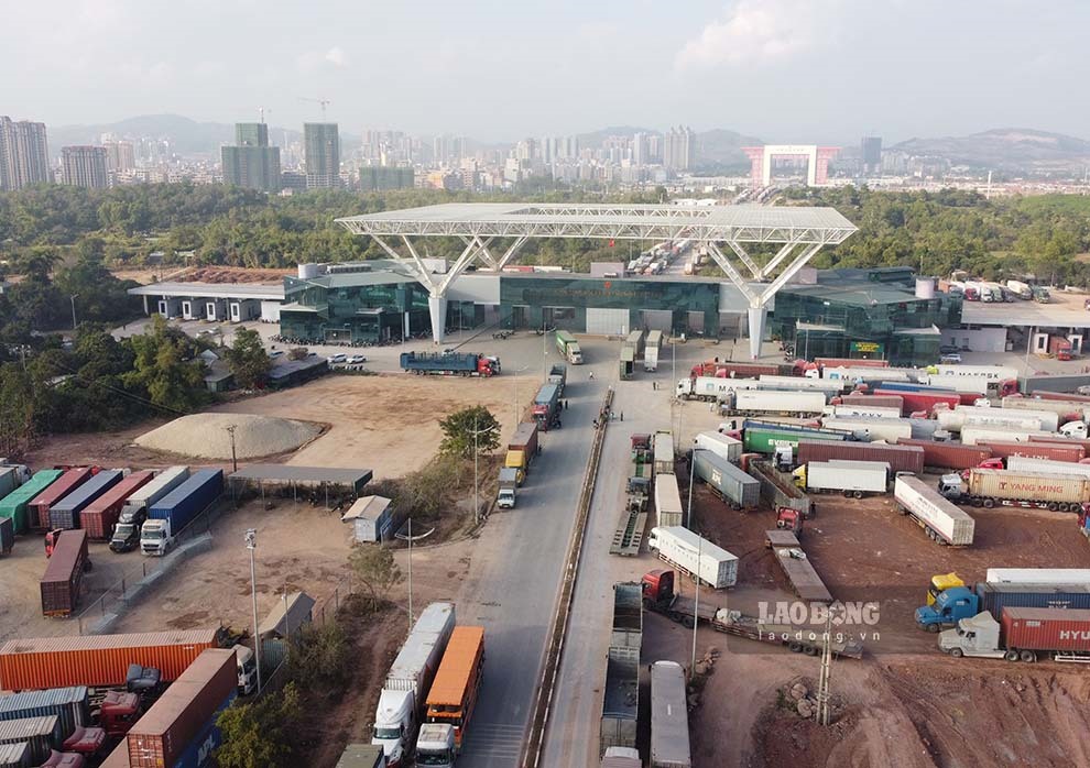 Cửa khẩu Cầu Bắc Luân 2. Ảnh: Đoàn Hưng