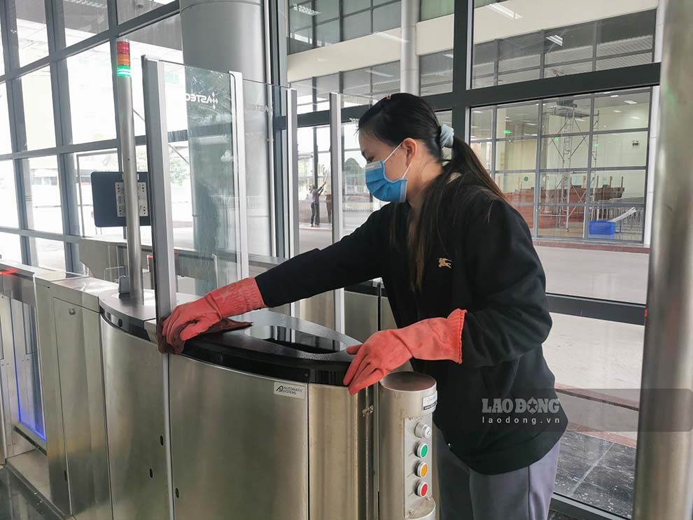 Các thiết bị kiểm soát người ra vào đang được nhân viên Ban quản lý Cửa khẩu Quốc tế Móng Cái vệ sinh. Ảnh: Đoàn Hưng