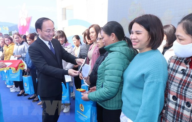 Quan tâm đoàn viên Công đoàn và người lao động dịp Tết Quý Mão 2023 hình ảnh 1 Quan tam doan vien Cong doan va nguoi lao dong dip Tet Quy Mao 2023 hinh anh 1