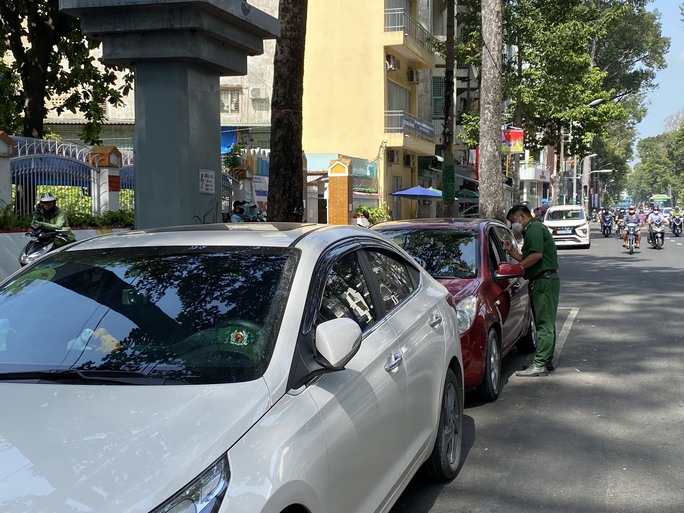 TP HCM sẽ thu phí đỗ xe lòng đường bằng thẻ ETC - Ảnh 1.