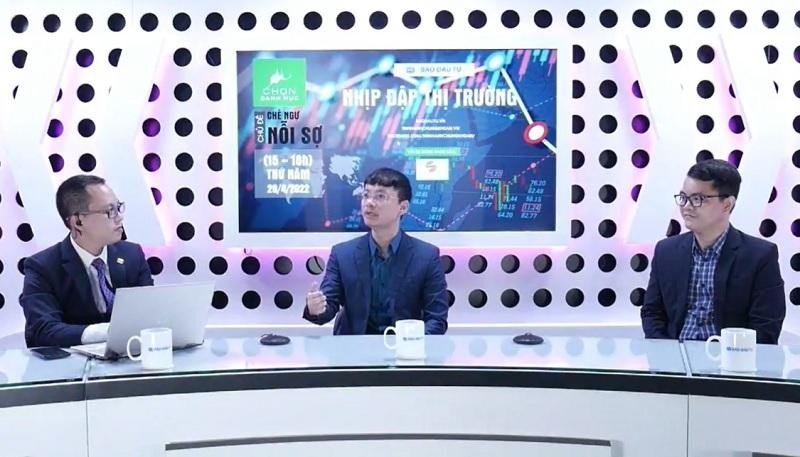 &Ocirc;ng Đỗ Bảo Ngọc (giữa) v&agrave; &ocirc;ng Đặng Trần Phục (phải)