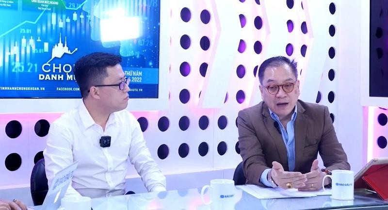 &Ocirc;ng Quan Đức Ho&agrave;ng (phải) v&agrave; &ocirc;ng Nguyễn Thế Minh