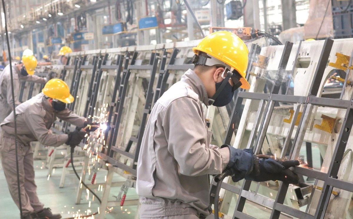 C&ocirc;ng nh&acirc;n lao động mong muốn c&oacute; ch&iacute;nh s&aacute;ch hỗ trợ t&iacute;n dụng để kh&ocirc;ng phải đi vay nặng l&atilde;i. (Ảnh minh họa)