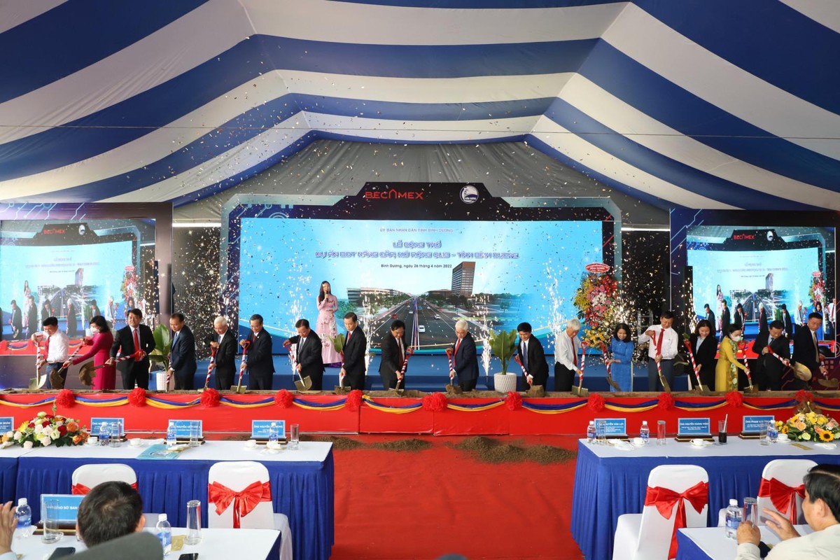 L&atilde;nh đạo tỉnh B&igrave;nh Dương v&agrave; c&aacute;c đại biểu thực hiện nghi thức khởi c&ocirc;ng quốc lộ 13 ng&agrave;y 26/4. Ảnh: B&aacute; Sơn