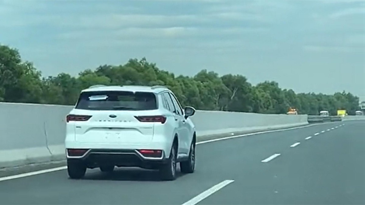 H&igrave;nh ảnh Ford Territory 2023 khi đang chạy thử tr&ecirc;n đường tại Hải Dương được đăng tải bởi t&agrave;i khoản Tik Tok Rolls Sơn.