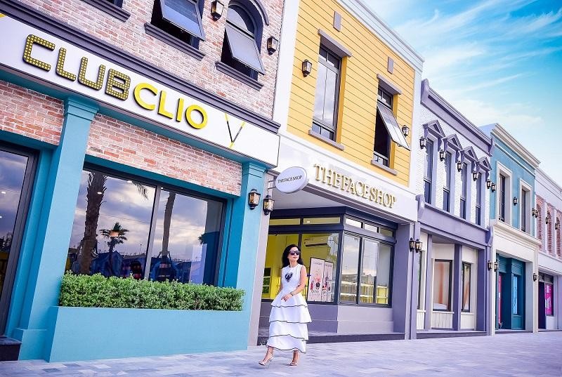 Hồ Tr&agrave;m rực rỡ sắc m&agrave;u theo bước ch&acirc;n của NTK H&agrave; Linh Thư tr&ecirc;n d&atilde;y phố mua sắm ph&oacute;ng kho&aacute;ng ngay con đường ven biển Hồ Tr&agrave;m &ndash; B&igrave;nh Ch&acirc;u