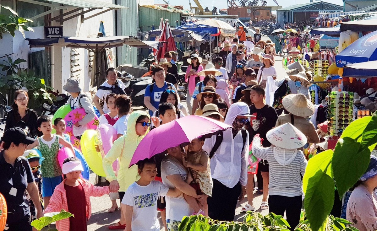 Ng&agrave;nh Du lịch Kh&aacute;nh H&ograve;a nỗ lực phục hồi thị trường du kh&aacute;ch nội địa v&agrave; quốc tế, ước t&iacute;nh trong 6 th&aacute;ng đầu năm 2022, to&agrave;n tỉnh đ&oacute;n hơn 1.046.000 lượt kh&aacute;ch du lịch - Ảnh: THANH THẢO