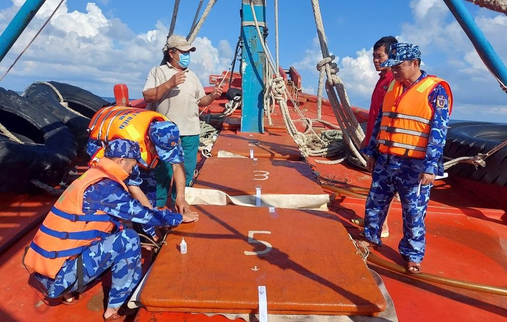 Lực lượng chức năng kiểm tra một t&agrave;u chở dầu DO kh&ocirc;ng r&otilde; nguồn gốc - Ảnh: BCĐ389