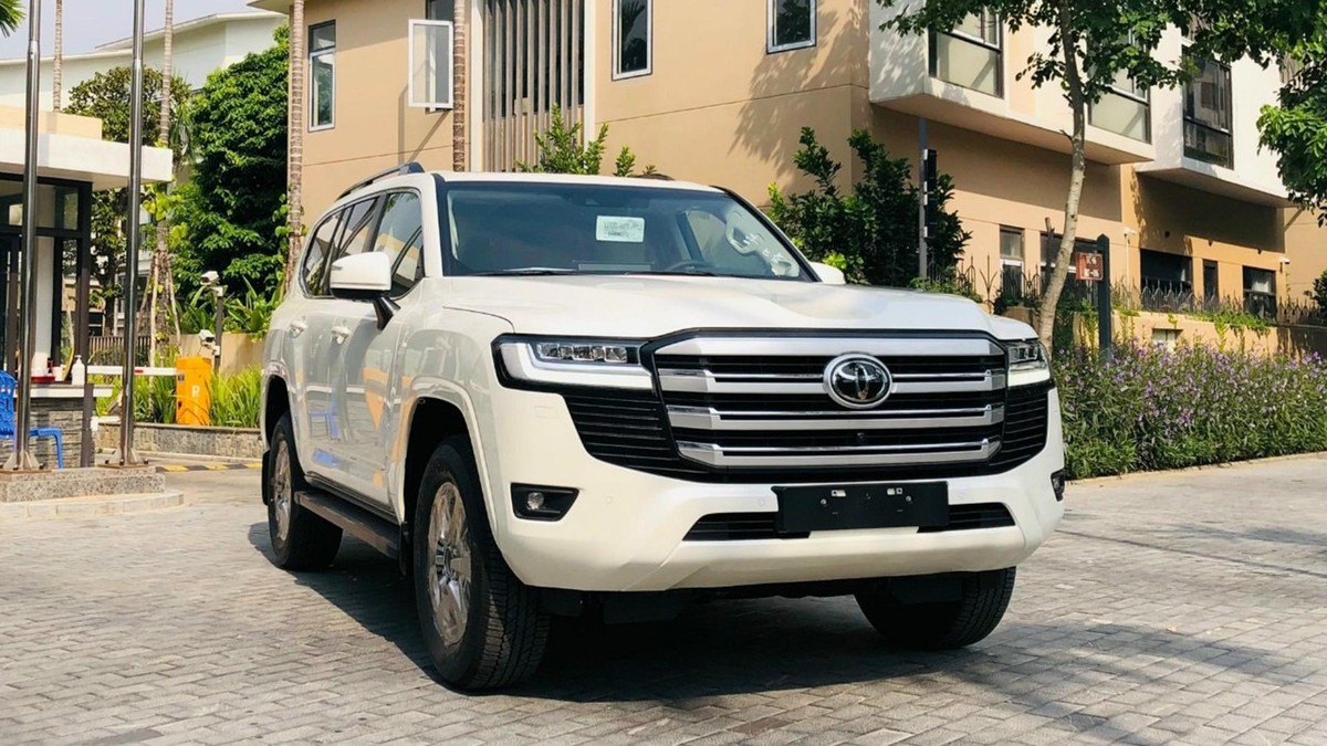 Toyota Land Cruiser l&agrave; mẫu xe điển h&igrave;nh cho t&igrave;nh trạng thiếu hụt nguồn cung ở thị trường &ocirc; t&ocirc; nhập khẩu.