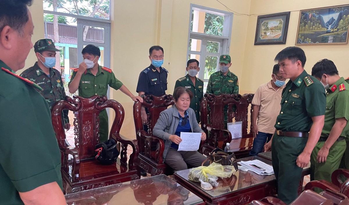 Lực lượng chức năng l&agrave;m việc với b&agrave; Try Sophea - Ảnh: Bộ đội Bi&ecirc;n ph&ograve;ng tỉnh An Giang